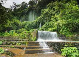 Disebut dengan air terjun benang kelambu karena airnya menyerupai kelambu sangat tipis dan lembut, sehingga gemericik air yang dihasilkan tidak terlalu bising. Pesona Air Terjun Benang Kelambu Lombok