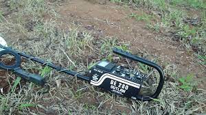 I personally really like bounty hunter metal detectors for 2 reasons: Detector De Metais Out Law 280 Moeda De 2 Vintem Brasil Youtube