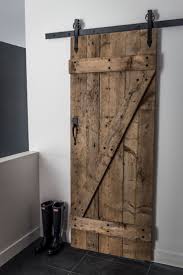 Hall D 39 Entree Avec Garde Robe De Type Walk In Avec D39entree De Garderobe Hall Photograph Wooden Barn Doors Barn Door Designs Barn Doors Sliding