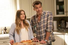 Voisin curieux, corps, relations familiales, chair manger zombie, mordu par un zombie, immobilier, famille, secret de famille, relation mari femme, meurtre. Santa Clarita Diet Featurette Drew Barrymore S Netflix Series Indiewire