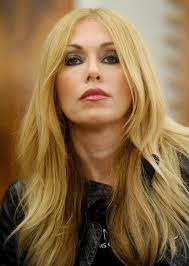 Hai un fazzoletto? Mia madre mi chiedeva tutte le mattine sul cancello di  casa, prima che uscissi per strada. lo non ce l'avevo e poi tornavo nella  mia stanza e prendevo un