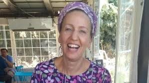 La madre de las hermanas asesinadas en un tiroteo terrorista recibe su  último adiós