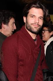 Η ηλικία και ο διάσημος πατέρας. H Faih 3yla Erwteymenh 3ana Zeygari Me Gnwsto H8opoio