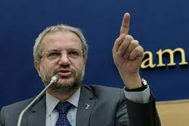Borghi aquilini spiega perché la #lega vota contro la manovra di questo governo 1. Claudio Borghi Lega The Yes To The Referendum Delegitimizes Politics