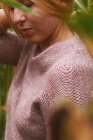 Od dziś, wzór na sweterek Mélanie jest dostępny darmo! 🩷🌸 Zaprojektowałam  ten minimalistyczny, niewielki sweter prawie 9 lat temu, kiedy byłam  bardziej właścicielką sklepu z włóczkami niż projektantką swetrów. Z tego  powodu