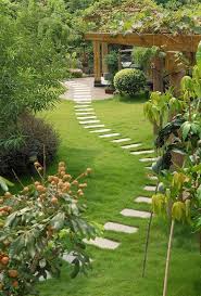 Como El Diseno De Jardines Modernos Cambia Ciudades Disenodejardinesvintage Landscape Design Small Backyard Landscaping Garden Paths