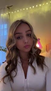 Juliana Krause's Instagram, Twitter & Facebook