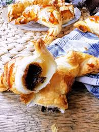 Die randstücke kannst du jeweils zu einem weiteren dreieck zusammen drücken. Rezept Fur Schnelle Nutellahornchen Mit Blatterteig Cappotella