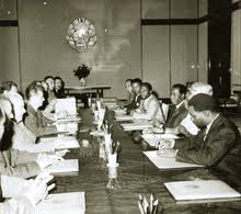 Een debat is een discussievorm waarbij het de bedoeling is een stelling te verdedigen of juist te bestrijden. Alphonse Massamba Debat Wikipedia