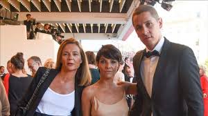 Découvrez sa biographie, le détail de ses 15 ans de carrière et toute son après avoir passé un baccalauréat littéraire, florence foresti intègre une école de cinéma à lyon. Anne Sophie Lapix En Couple Avec Arthur Trendscatchers Page 34