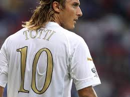 Totti spielte zuletzt bei рома (рома). Totti Back In Training Eurosport