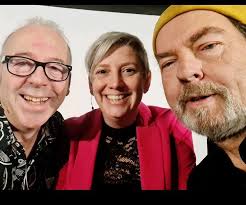 Spreken voor een groep! Het kan soms best een uitdaging zijn om voor een  groep te spreken, maar met de juiste aanpak kun je het zeker leren. De  kunst is je publiek