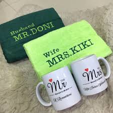 Untuk gelas bambu yang kami jual memiliki motif yang unik yag terbuat dari besi yang dipanaskan kemudian untuk mengukir gelas dengan motif motif untuk membeli gelas bambu yang unik ini anda tidak perli khawatir lagi pada dani craft sudah tersedia dengan berbagai macam bentuk dan pilihan. Jual Kado Pernikahan Unik Dan Bermanfaat Paket Handuk Mug Couple