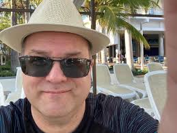 What is the weekly schedule of activities and entertainment at Riu Reggae  Montego Bay?