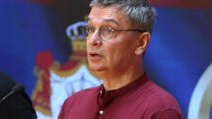 Profesora i samohranog oca Branka Nikolića u bolnici čuvaju dva policajca:  Uhapsili ga zbog probijanja kordona