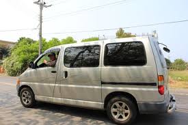 機車是來小琉球旅遊最方便及省錢的交通工具 但不會騎機車或沒有駕照的 可以考慮採廂型車專人接送 需提前與司機聯繫