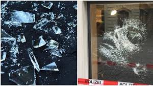 Check spelling or type a new query. Tak Biasa Seniman Ini Buat Lukisan Di Kaca Dengan Dipecahkan Hot Liputan6 Com