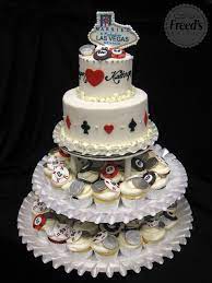 I Like The Style Of The Middle Cake Vegas Themed Wedding Cake Vegas Themed Wedding Vegas Wedding Cakes