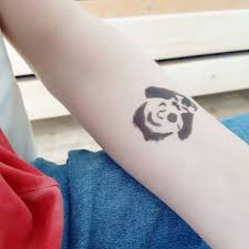 T Shirt Wetter Was Passt Da Besser Als Ein Selbst Gemaltes Tattoo Mit Dem Kreul Tattoopen Mit Der Elastischen Paw Print Tattoo Print Tattoos Paw Print