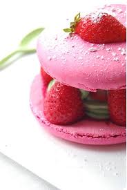 Gros Macaron Aux Fraises Yummy Sweets Eat Dessert Macaroons