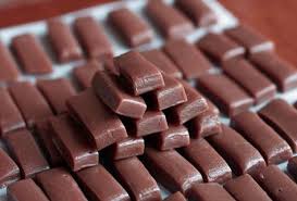 Recette Bonbons Mous Au Caramel Au Beurre Sale Et Chocolat Noir Recette Recette Bonbon Bonbon Caramel Recette Bonbon Caramel