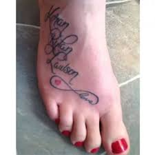 Tanto en la parte de los brazos como en las piernas, estos diseños son uno de los más demandados. Tatuajes De Nombres Fotos De Tatuajes Con El Nombre De Tu Hijo Mi Bebe Y Yo
