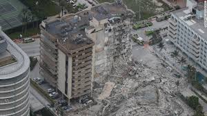 1 una pareja se abraza mientras esperan noticias de los sobrevivientes de un condominio que colapsó el jueves 24 de junio de 2021 en surfside, florida. Ls422o2p5c5wtm