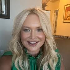 Kelly Mackey's Instagram, Twitter & Facebook