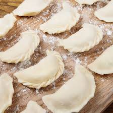 2 Triki Ktore Sprawia Ze Ciasto Na Pierogi Bedzie Sie Doskonale Lepic Food And Drink Recipes Food