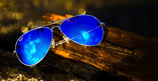 Soporte con gafas en la tienda de óptica. Gafas De Sol Polarizadas Maui Jim