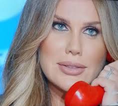 أحدث صورة لنيكول سابا مع زوجها ونجلتها الوحيدة حصدت كثير من علامات الإعجاب، ولكنها أيضا لم تسلم من الانتقادات حيث حرصت نيكول سابا أن. Ø´Ø§Ù‡Ø¯ÙˆØ§ Ù†ÙŠÙƒÙˆÙ„ Ø³Ø§Ø¨Ø§ ØªØªØ¹Ø±Ø¶ Ù„Ù„Ø¥Ø­Ø±Ø§Ø¬ Ø¹Ù„Ù‰ Ø§Ù„Ù‡ÙˆØ§Ø¡ Ø¨Ø³Ø¨Ø¨ Ø²ÙˆØ¬Ù‡Ø§ ÙŠÙˆØ³Ù Ø§Ù„Ø®Ø§Ù„ Ø¬Ø±ÙŠØ¯Ø© Ù†ÙˆØ±Øª