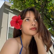 rosé spotted working as a part-time camera girl at gda