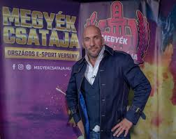 Berki krisztián és neje épp floridában nyaral. Berki Krisztian Egy Balatoni Gyerektaborban Vettek El A Szuzessegemet Likebalaton