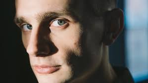 Curdin Caviezel in „Echtzeitalter“ von Tonio Schachinger, in einer  Bühnenfassung vom G.M. Bauer Premiere am Theater der Jugend Wien, Theater  im Zentrum am Montag, 20.01.2025, 19:30 Uhr Regie: Gerald Maria Bauer  nächste