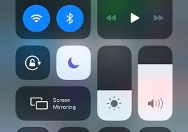 There is a crescent moon next to a text message. Crescent Moon Symbol On Iphone What Does It Mean Ios Hacker