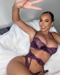 Can you resist Ariana Valentinas perfect body? - Daily Base EN