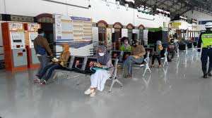 Gambar kereta api biar di station. Biar Tidak Ditolak Saat Beli Tiket Kereta Api Luar Biasa Calon Penumpang Bisa Konsultasi Di Stasiun Tribun Jateng