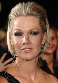 The hairstyles jennie garth wear are simple yet stylish hairstyles that any woman can wear. Are You Loving Jennie Garth S Braided On The Sides Brushed Back On Top Do Glamour