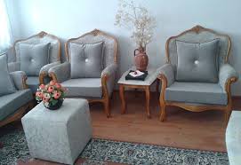 Günümüzde bir çok modelde koltuk takımı mevcuttur bazı takımlar çok ucuz fiyatlara satılmaktadır. Koltuklar Azim Doseme Mobilya Tamir Ve Doseme Atolyesi