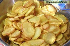 Le patatine fritte al forno sono una ricetta light, infatti si usano giusto 2 cucchiai di olio per un kg di patate, quindi il nome sembra una contraddizione, ma è veramente azzeccato, infatti questo tipo di cottura vuole realizzare lo stesso risultato delle patatine fritte cuocendole in forno e quindi. Patatine Croccanti Al Forno