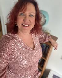 Hmm 🤔 they all fit and I like them all 😂. My inner child is very happy  …Will keep the velvet one for Christmas Day but for our office ABBA tribute  Christmas