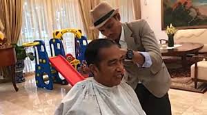 Karena jika memotong rambut di hari yang baik, maka akan berpengaruh juga pada kehidupan dan kelancaran rejeki dikemudian hari. Aksi Jokowi Dicukur Rambut Sebelum Lebaran Kumparan Com