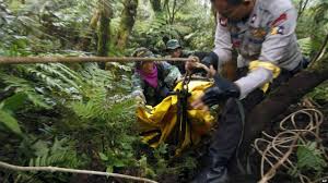 Dengan banyaknya berita tentang kecelakaan pesawat sukhoi di gunung salak bogor (10/5/2012) baik itu dimedia masa maupun di dunia maya, sebelumnya sundaboy juga turut berduka cita atas kecelakaan yang menimpa pesawat sukhoi. Proses Identifikasi Sebagian Jenazah Dimulai Bbc News Indonesia