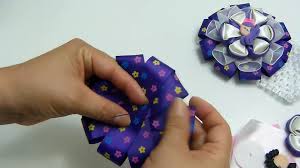 Hacer lazos no es tan difícil como puedes haber visto en los programas de manualidades que pasan por la televisión. Como Hacer Lazos Y Flores Flower Kanzashi Lazos Para Cabello Video Dailymotion