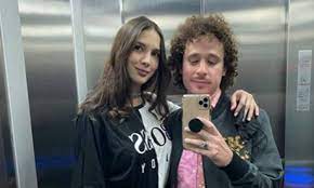 20 de marzo de 1991), conocido popularmente como luisito comunica, es un empresario, bloguero, actor y personalidad de internet mexicano, quien es mayormente conocido por su ocupación de youtuber. Ella Es Ary Tenorio La Nueva Novia De Luisito Comunica Uno Tv