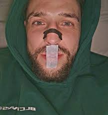 Zo slaap ik dus… met tape op m'n mond. Niet omdat ik snurk (oké…