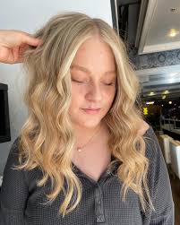 Teasy lights and tip outs for a soft beachy blonde. ☀️🏝🌊 . I have color  openings this month, that won't last long! DM me or call @ajswicked to get  in with me!