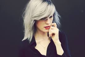 Wir verraten 5 tipps, um heute strahlt deine mähne noch in kupfer oder mahagoni, aber eigentlich träumst du von einem blonden schopf? Rote Haare Grau Farben Granny Hair Vorher Nachher Ergebnis
