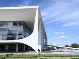 Faria Lima volta o foco para as eleições e gestores veem disputa presidencial acirrada