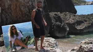 Δράστης ο νεαρός σύντροφός της, που πήγε μαζί της, στο κυκλαδίτικο νησί για διακοπές. Mniww5ovyttyum